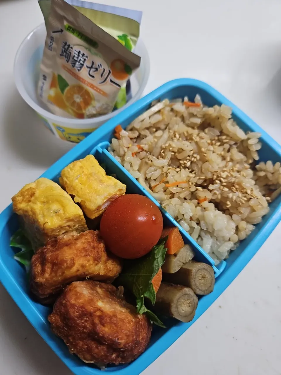 Snapdishの料理写真:☆小４弁当☆シラス舞茸炊き込みご飯、牛蒡煮、豆腐ナゲット、シラス卵焼き、ミニトマト、蒟蒻ゼリー|ｼｮｺﾗさん