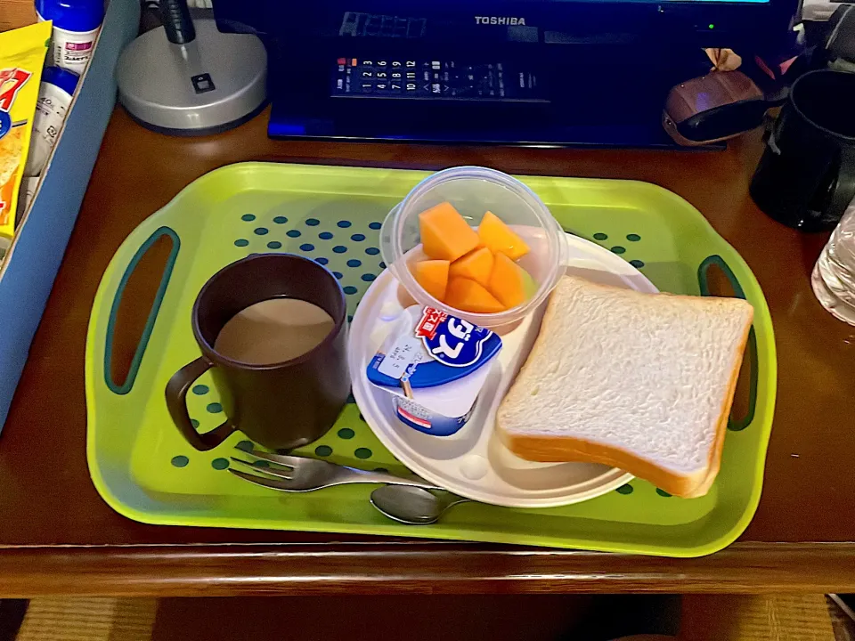 朝食食パン🍞と、メロン🍈ヨーグルトに、コーヒーです|だいちゃんさん