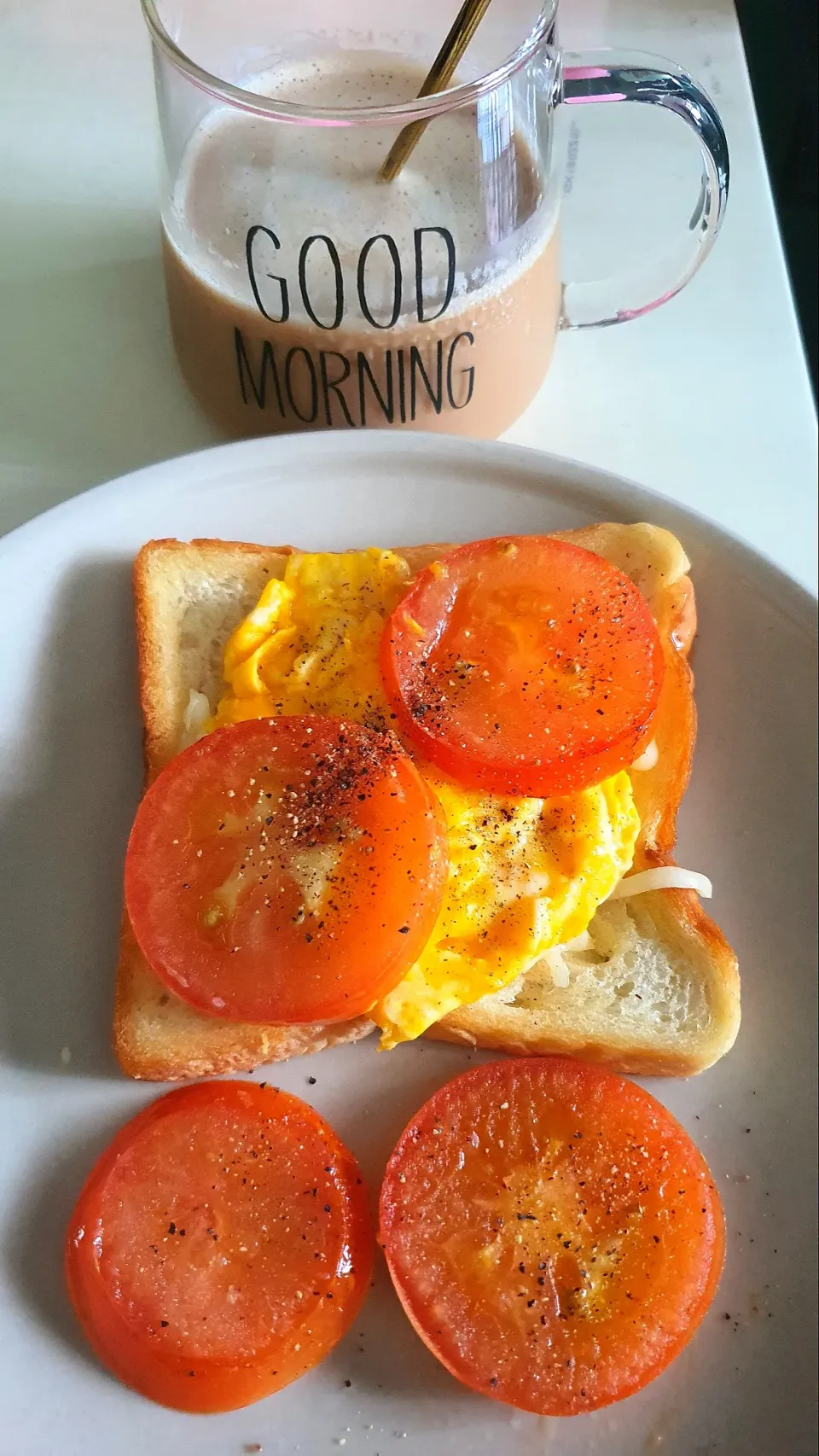 Good morning 💕
Egg tomato sandwich with coffee ☕️ 💁‍♀️😍💕|🍒lynnlicious🍒さん