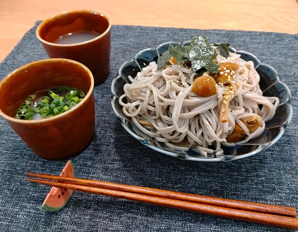 自分の朝兼昼ごはん☺️なめこたっぷり十割蕎麦|みりさん