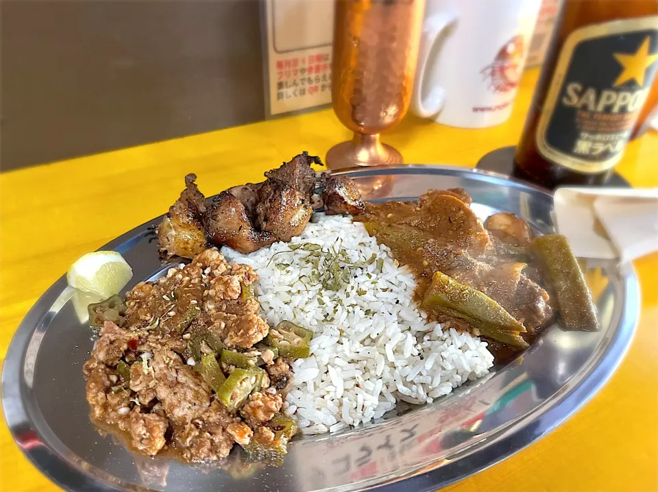 登り鯛だしカレー　煮込みカレーあいがけ　チキンテール（ぼんじり）トッピング|Hiro Yanさん