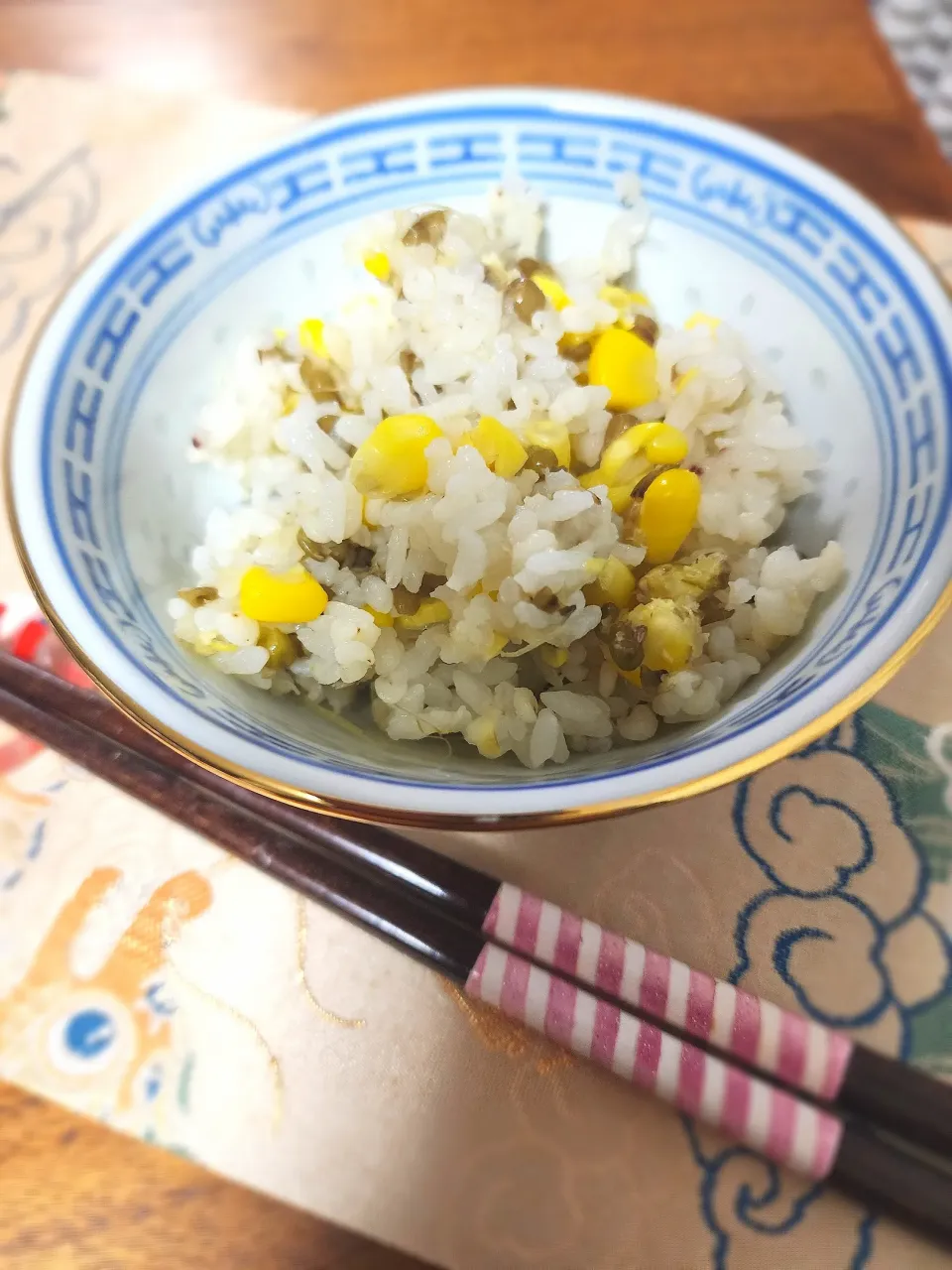 Snapdishの料理写真:とうもろこしと緑豆ご飯。|Tokukoさん