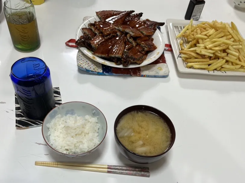 晩御飯はフライング土用の丑の日ご飯。☆フライドポテト☆鰻の蒲焼き☆みそ汁（白菜・しめじ）|Saharaさん