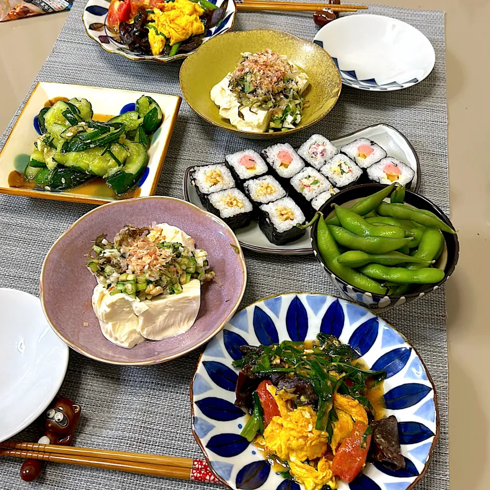 Snapdishの料理写真:トマトと卵の中華炒め、だし豆腐、タタキきゅうり、細巻寿司、枝豆|kekekeさん