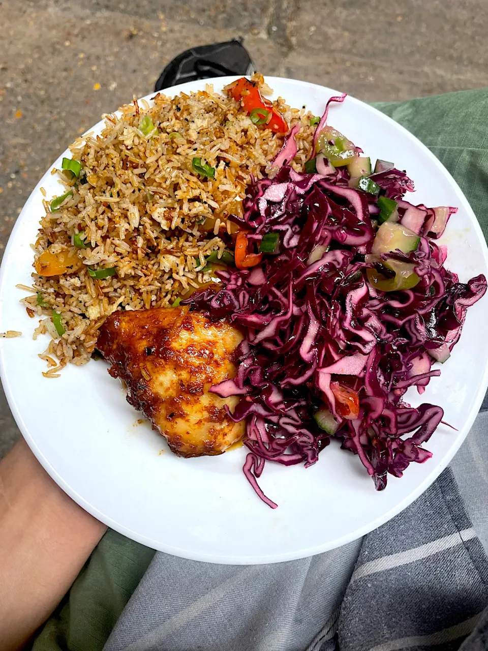 Fried rice ,coleslaw and spicy chicken thighs🤌🏽|cobzさん