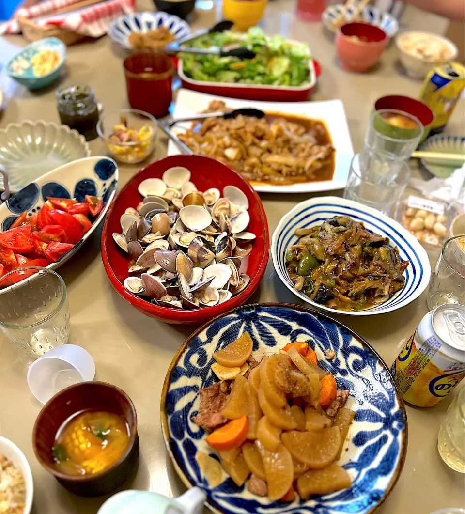 はまぐり酒蒸し、豚生姜焼、茄子味噌炒め、大根とスペアリブの煮物、サラダ、冷やしトマト、コーン炊き込みご飯、お味噌汁|kekekeさん