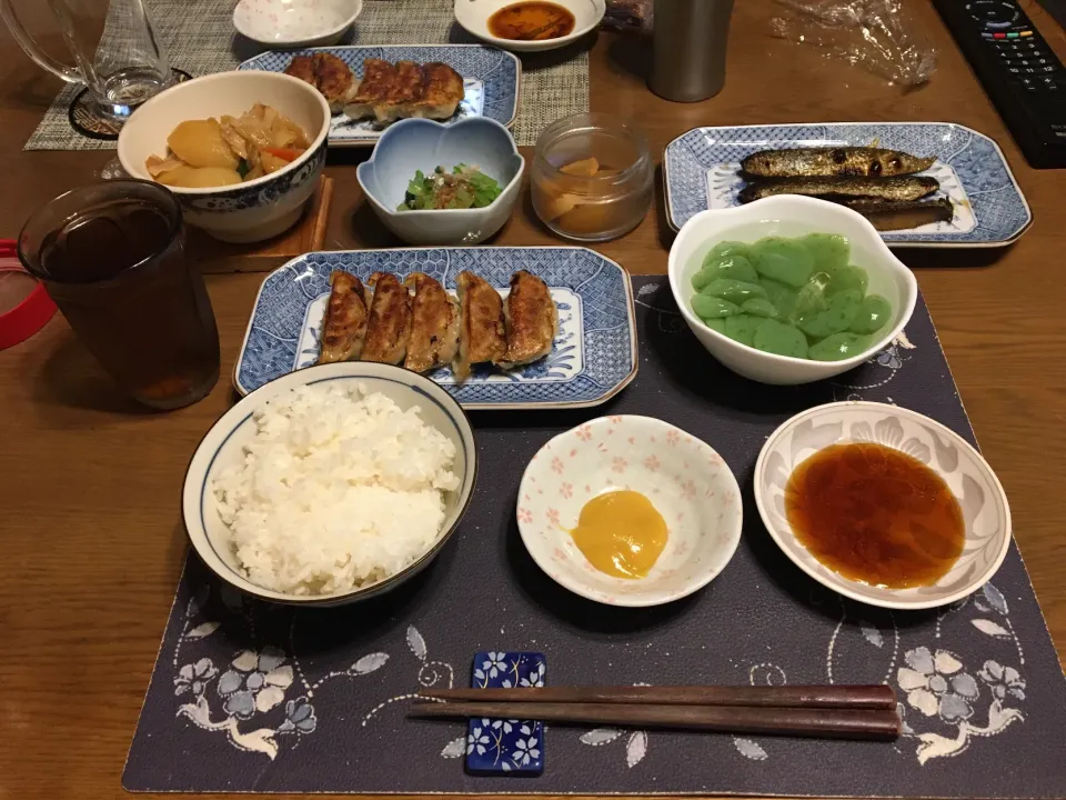 ご飯、焼き餃子、ニシン棒、じゃがいもの煮物、刺身こんにゃく、沢庵、水出し麦茶(夕飯)|enarinさん