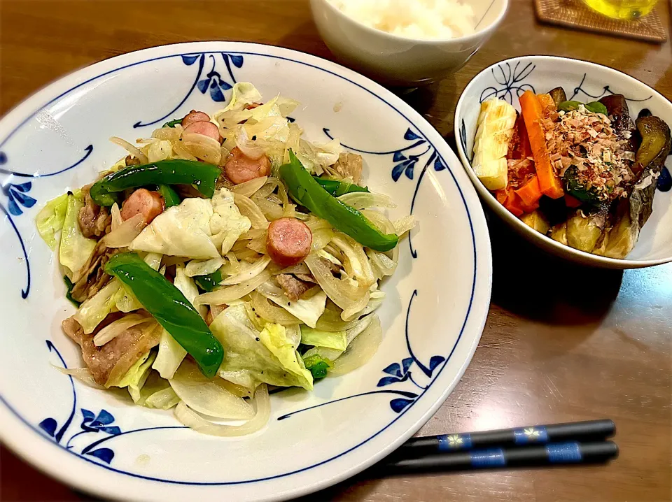 冷蔵庫整理の肉野菜炒め & 野菜の焼き浸し 肉野菜は余っていた豚バラ肉とソーセージ、キャベツにピーマン、玉ねぎ、舞茸です。焼き浸しは茄子・長葱・人参・ピーマンです  |リフルシャッフルさん