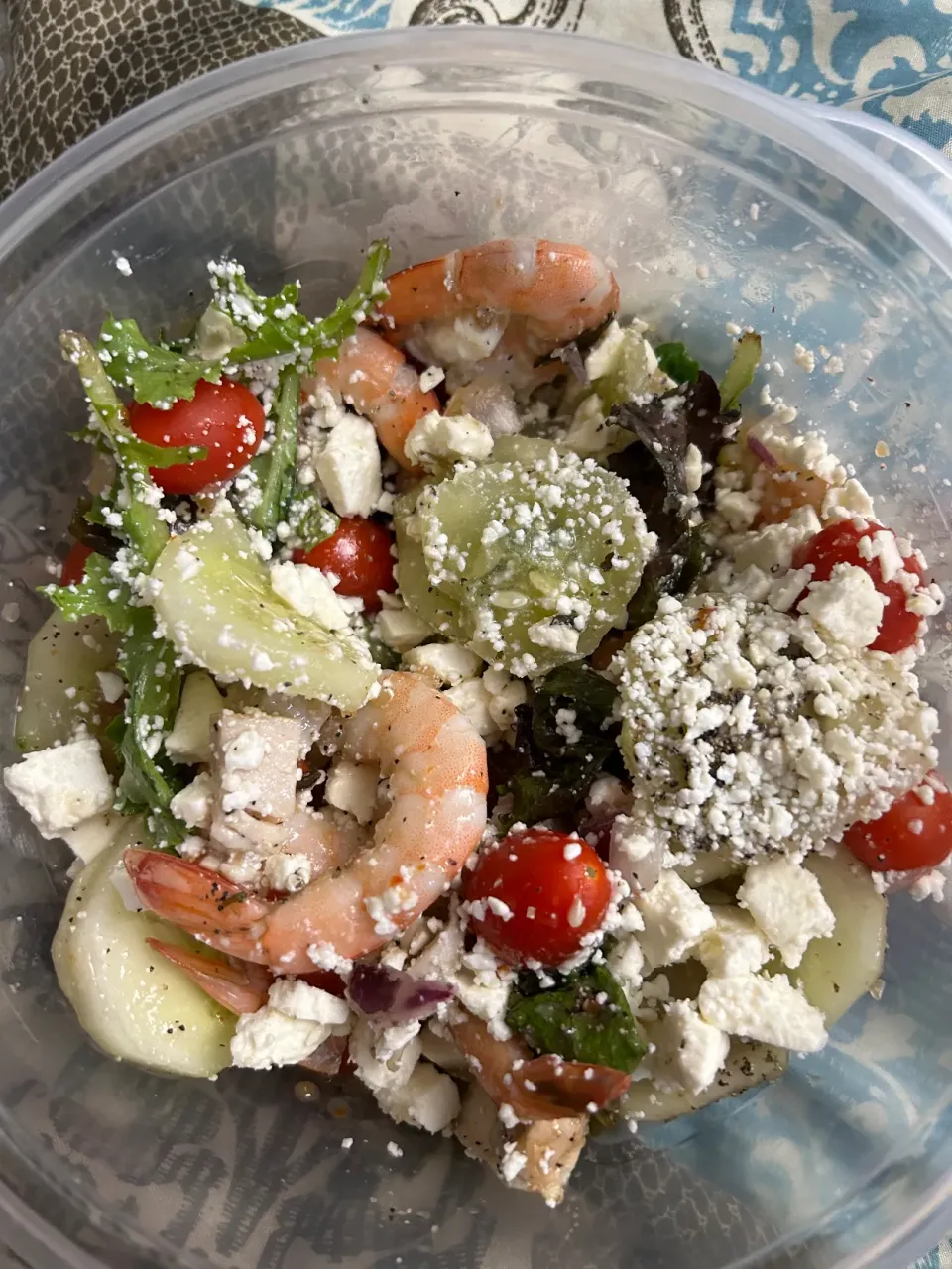 Grilled chicken, shrimp, lettuce, tomatoes, onions, feta cheese salad|Kareem Boogieさん