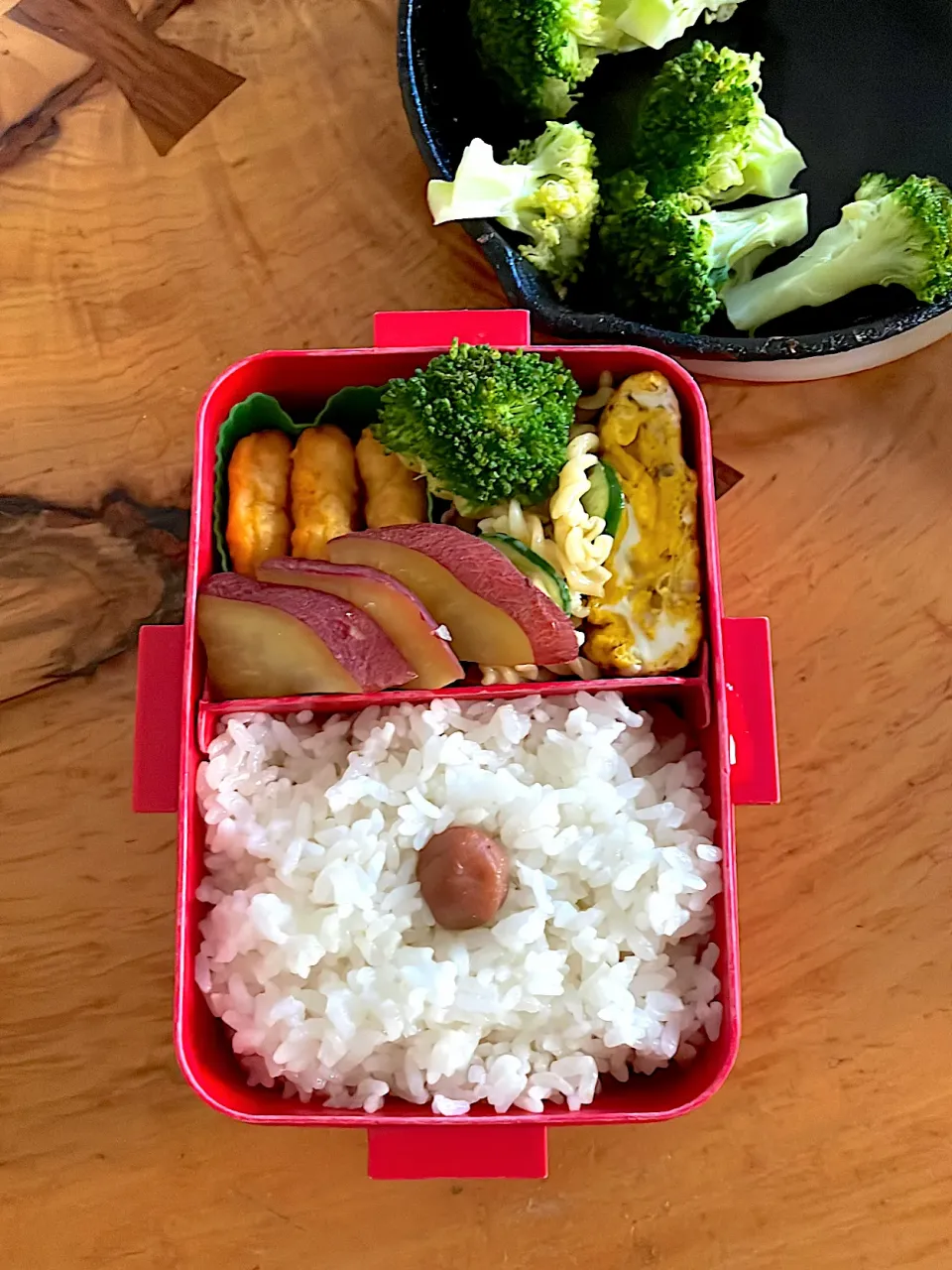 Snapdishの料理写真:マカロニサラダとナゲット弁当|ももちゃんのママさん