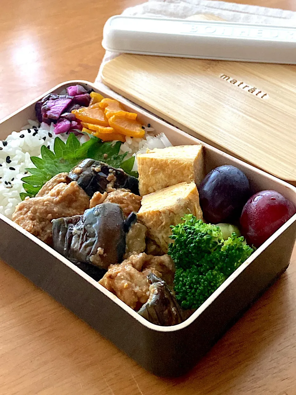 Snapdishの料理写真:⚫︎豚肉と茄子味噌辛　⚫︎たまご焼き　⚫︎ブロッコリーお浸し　⚫︎ぶどう|sacchiさん