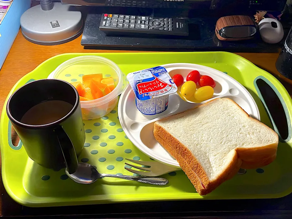 食パン添え付けトマト🍅メロン🍈ヨーグルトコーヒーです|だいちゃんさん