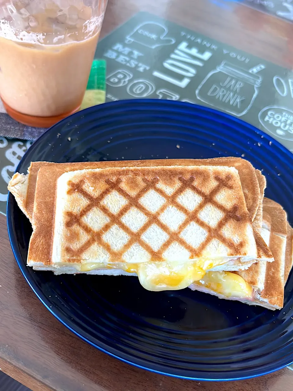 朝食にハムチーズホットサンド！|tomoさん