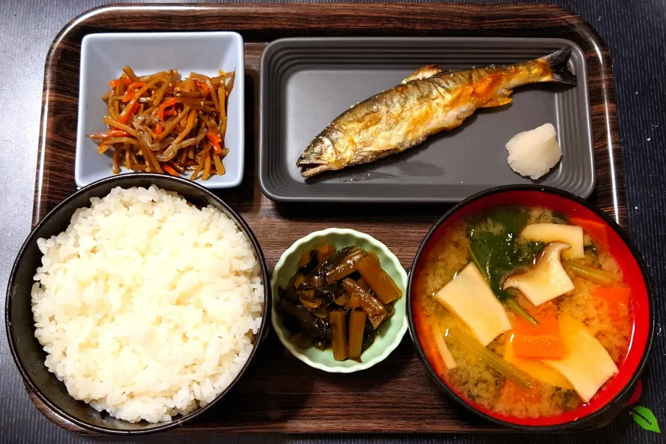 今日の朝ごはん（ごはんは新潟県産ミルキークイーン、鮎の塩焼、きんぴらごぼう、ほうれん草とエリンギと人参のみそ汁、野沢菜漬）|Mars＠釜飯作り研究中さん