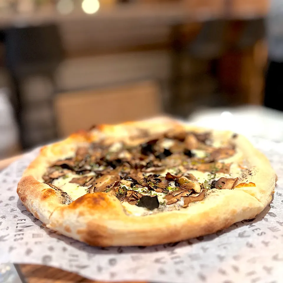 Black truffles mushroom pizza|skyblueさん