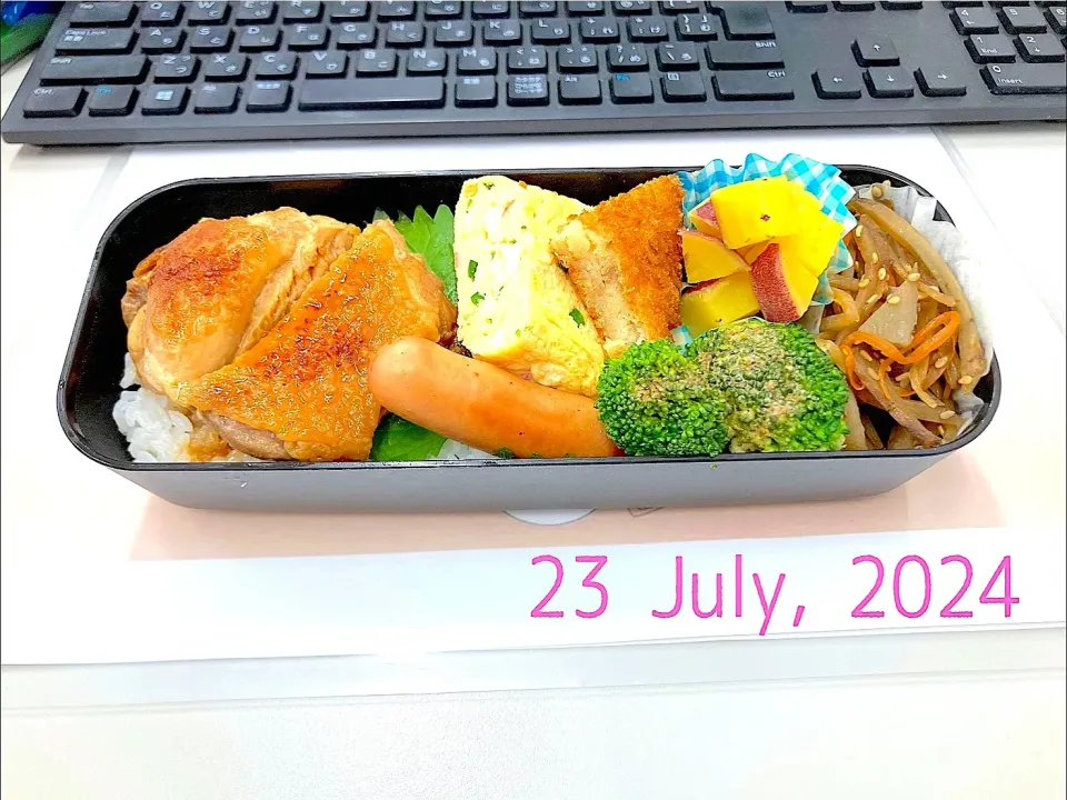 チキン照り焼き弁当

■MAIN  チキン照り焼き

■SUB
  ・きんぴら牛蒡
  ・ブロッコリーの胡麻ダレ和え
  ・さつまいもレモン煮
  ・コロッケ
  ・ウインナー
  ・厚焼きたまご（かにかま＆ネギ）|TakeBooさん