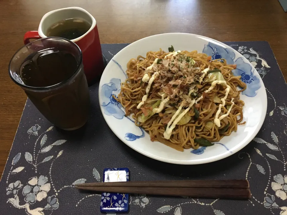 大盛りソース焼きそば、ワカメ＆揚げ玉ねぎ入りタマネギスープ、水出し麦茶(昼飯)|enarinさん