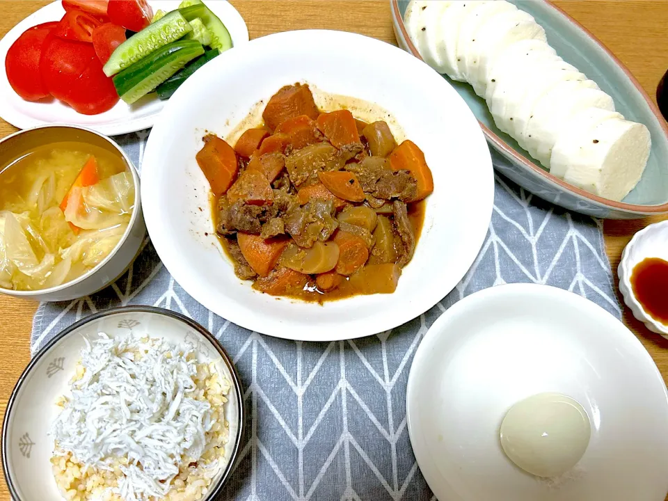 牛すじ煮込み🐄、じゃこ飯🍚、キャベツの味噌汁、長芋、ゆで卵🥚|1614さん