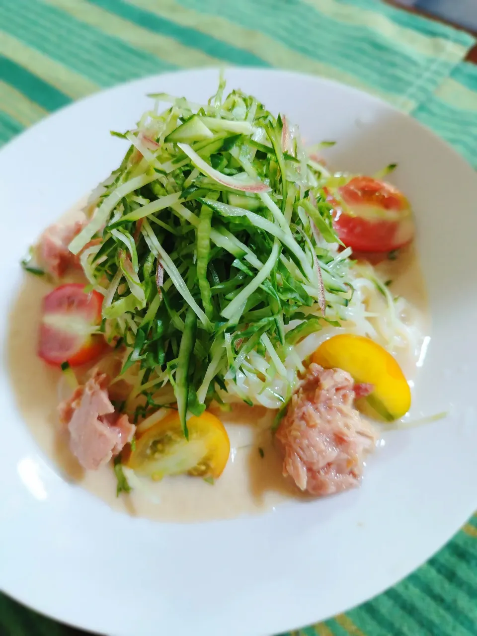 半田そうめんの冷麺風
プチトマト、ツナ、キュウリ、レタスミョウガの千切り　タレは麺つゆと牛乳の1対1割り|マイキーさん