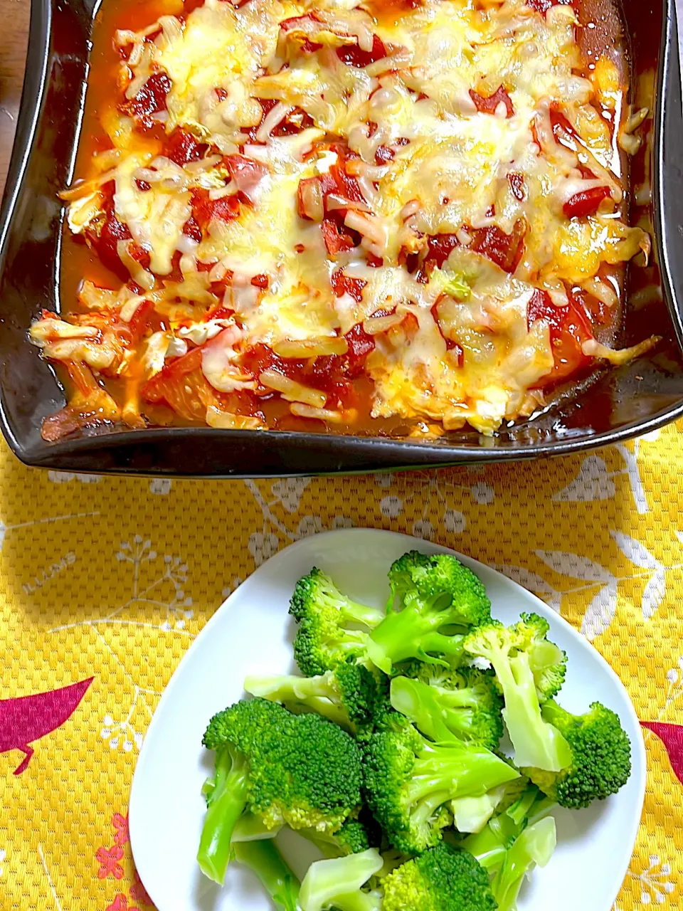 Snapdishの料理写真:ズッキーニとトマト🍅のチーズ焼き　ブロッコリー🥦|4jinoanataさん