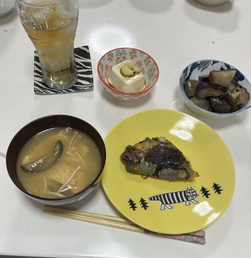 晩御飯☆シルバーの西京漬け☆冷奴☆揚げなすの煮浸し☆みそ汁（えのき・厚揚げ・茄子）|Saharaさん