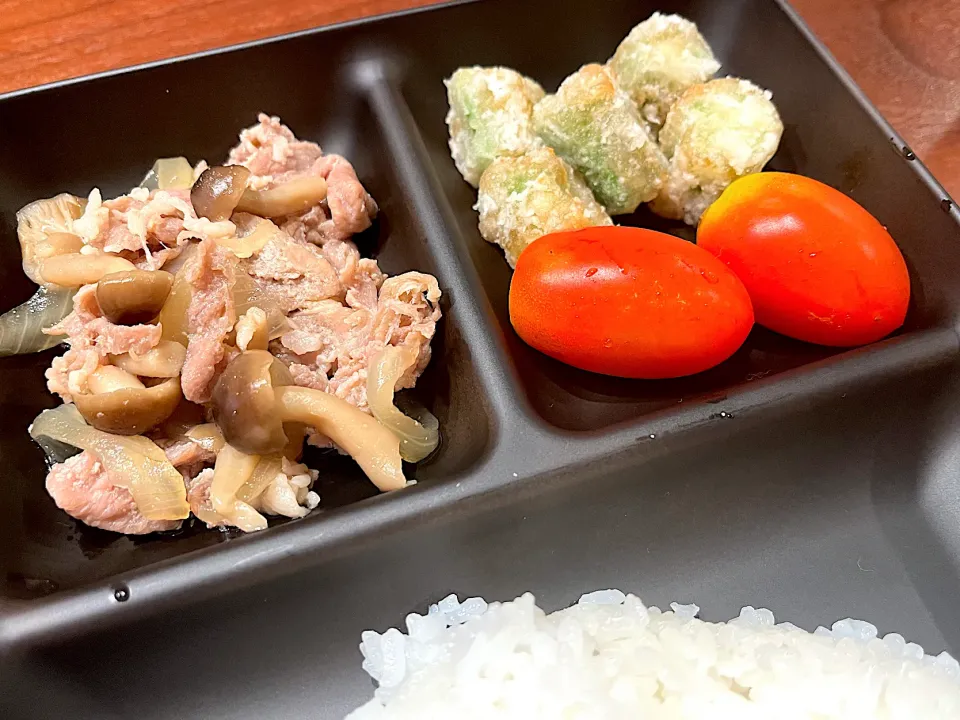 豚肉玉ねぎしめじ炒め、オクラ唐揚げ|cocopicocoさん