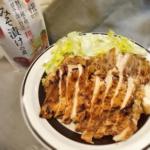 「プラス糀 糀美人 肉用みそ漬けの素」を使ってみたSnapdishの料理・レシピ写真:しっとり柔らか☆鶏胸肉のみそ漬け焼き