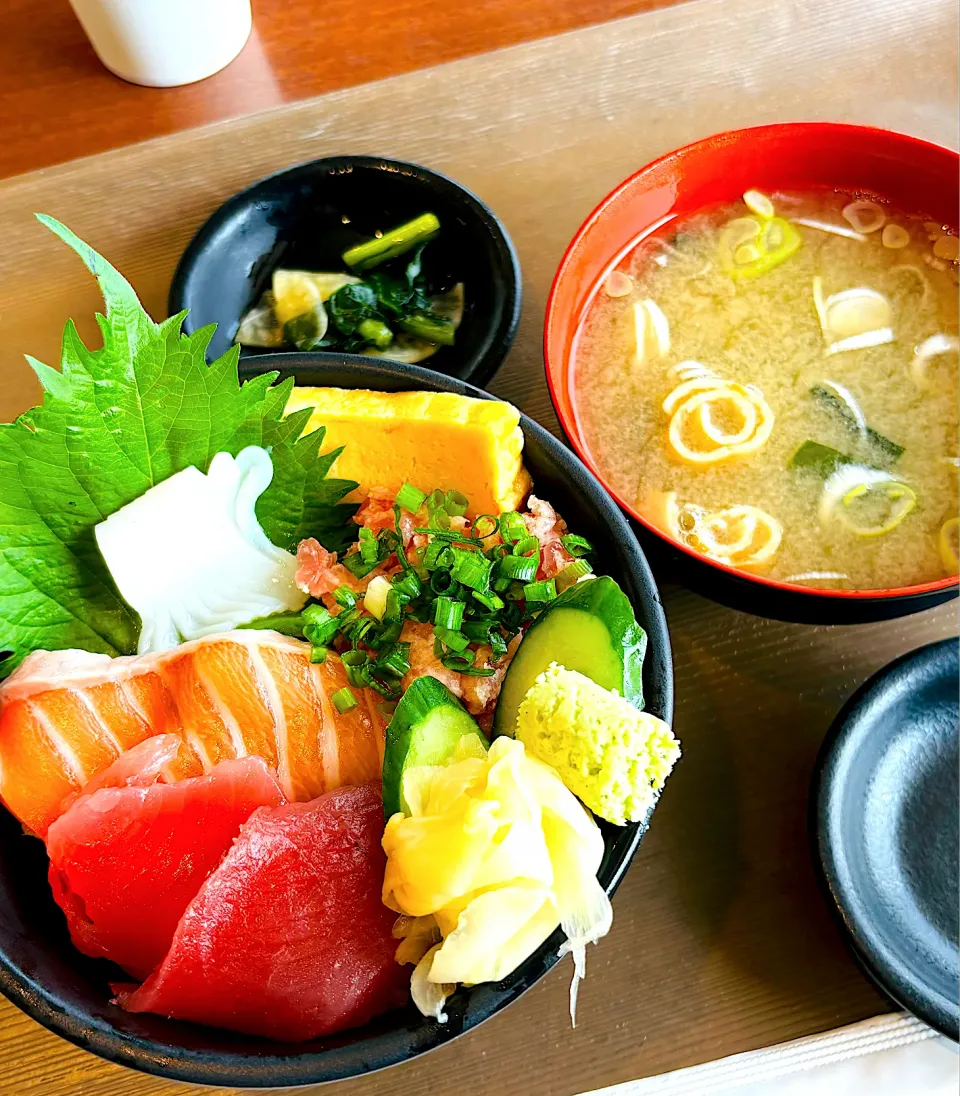 閖上イトーチェーン内、マリンキッチンのミニ海鮮丼。|ちはるさん