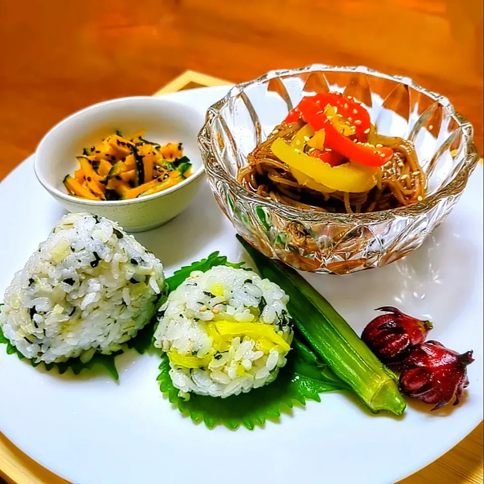 ピビン冷麺とおにぎりセット　

ビタミンACEと食物繊維たっぷり☺
美肌とむくみ対策、腸活に◎
きちんと食べて暑い夏を乗り越えましょ🎶

🇰🇷甘辛っ✨ピビン冷麺ハーフサイズ🇰🇷

🍙ミニサイズおにぎり🍙
わかめと新生姜の大麦おにぎり　
わかめとたくあんのチュモッパ

パプリカのナムル
かぼちゃのきんぴら
オクラの塩茹で
ハイビスカスローゼルのピクルス|森のごはん屋さんさん