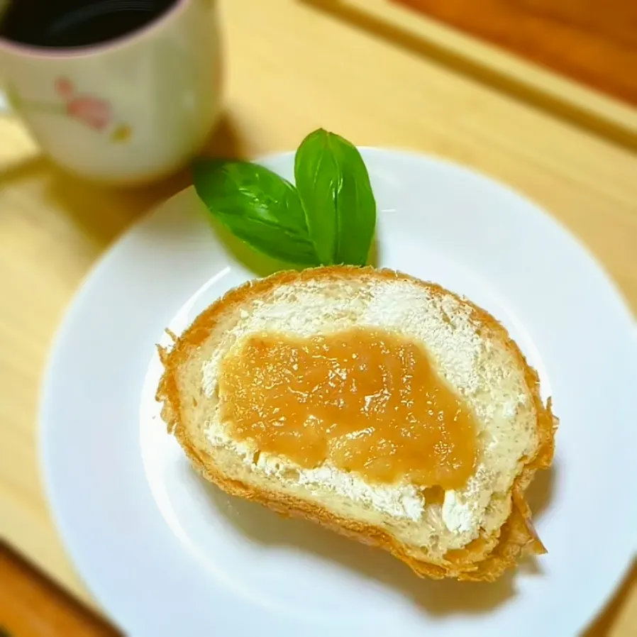 パンブール🍑桃ジャム＆クリームチーズのせ

ゲル化剤不使用✨
果肉たっぷりの桃ジャムできました😊

桃は脂肪細胞の代謝を活発にし、インスリンの働きを良くしてくれるそうです✨

甘くておいしいのに、糖尿病の予防ができちゃう素敵な果物🎶

お砂糖はうんと控えめに。
桃本来の香りをお楽しみいただけます☺|森のごはん屋さんさん