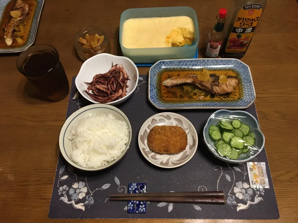 Snapdishの料理写真:ご飯、ぶり照り、スルメイカのガリバタ醤油炒め、きゅうりの酢の物、コロッケ、沢庵、麦茶、バニラアイスクリーム(夕飯)|enarinさん