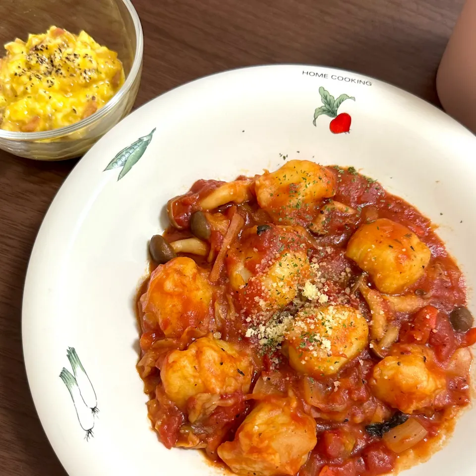 トマトソースのニョッキ🥫と卵サラダ🥚|しちゃむさん