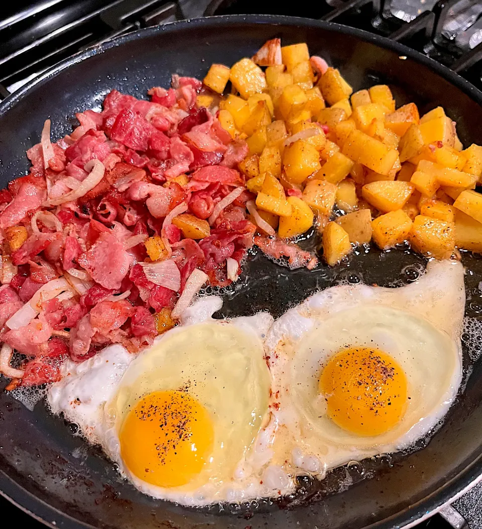 Homemade One pan breakfast - bacon&onions, fried potatoes, fried eggs|🌺IAnneさん