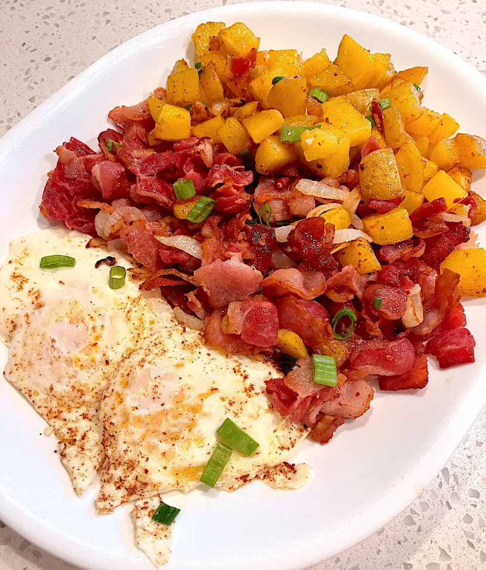 Homemade breakfast- 🥓bacon, 🥔potatoes, & 🍳🍳fried eggs|🌺IAnneさん