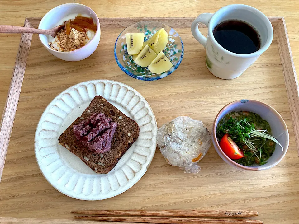 発酵あんこ🫘雑穀パン♡かしわご飯おにぎり♡エラグ酸納豆メカブにスーパースプラウト＆プチトマト♡豆乳グルトきな粉黒豆蜂蜜♡ゴールデンキウイ♡タンポポ珈琲|さくたえさん