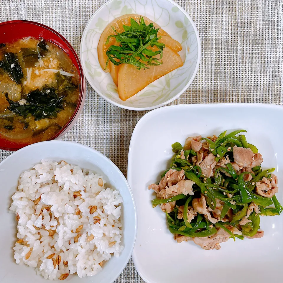 豚肉とピーマンのオイスター炒め♡大根のポン酢ステーキ♡お味噌汁♡|まゆかさん