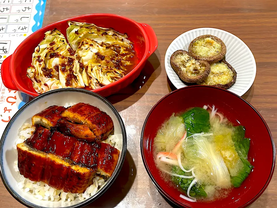 ミニ鰻丼　レタスとカニかまの味噌汁　椎茸のガーリックバター焼き　アンチョビソースの焼きキャベツ|おさむん17さん