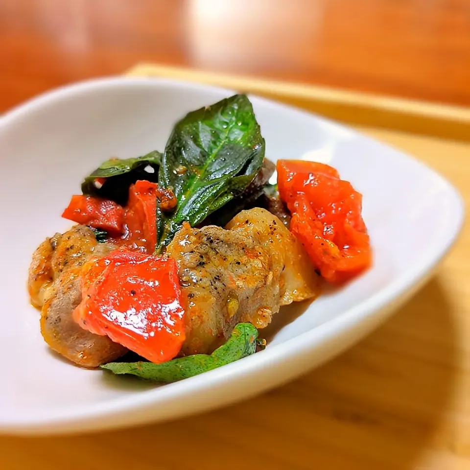 豚肩ロースとバジルトマトの炒め物🍅🌿🐷

エスニックな味でご飯がすすむ✨
夏に嬉しい炒め物です🎶

「王様の薬草」と呼ばれるバジル🌿
フィトケミカルが豊富で抗酸化力が強く、風邪や気管支炎の予防に効果的✨

油で加熱することにより、トマトがもつリコピンも増加し、相乗効果を発揮✨
錆びない体作りに最適です☺

ビタミンBが豊富な豚肉と合わせ、夏の疲労回復に◎

|森のごはん屋さんさん