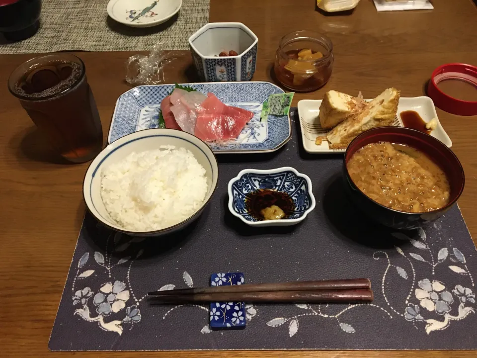 Snapdishの料理写真:ご飯、鮪中トロ、鯛のお造り、網焼きした絹厚揚げ、煮豆、沢庵、納豆汁、麦茶、バニラアイスクリーム(夕飯)|enarinさん