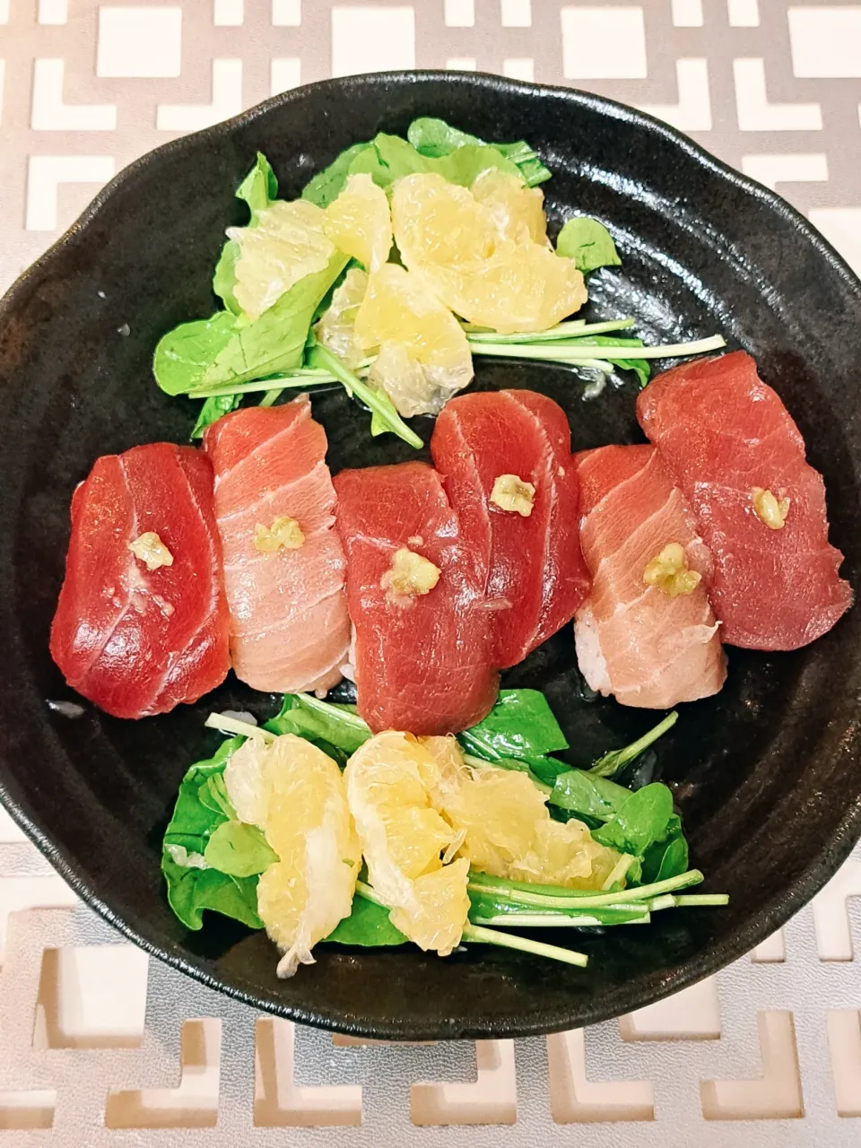 Snapdishの料理写真:【晩白柚と本鮪にぎり】|梨々香さん