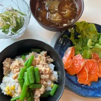 Snapdishの料理写真:とうもろこしご飯　鶏そぼろのせ|ぴちこさん