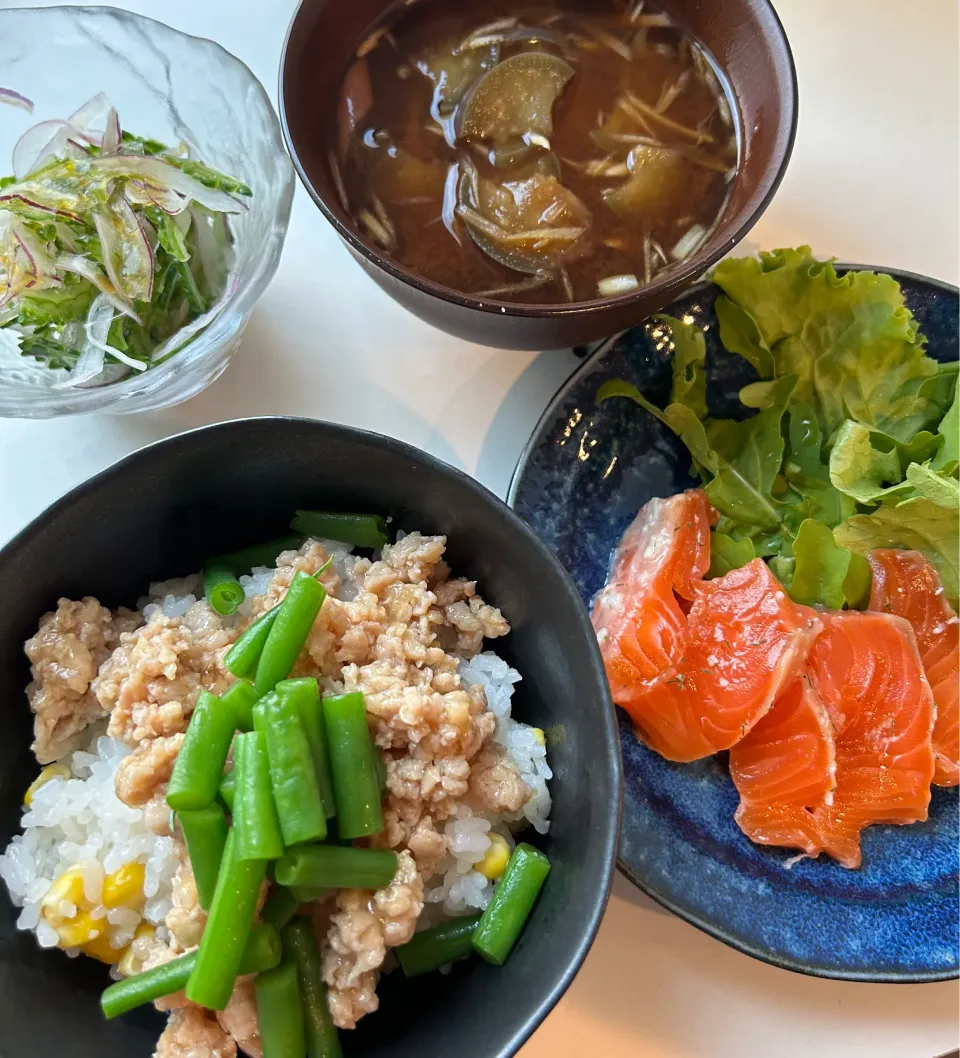 とうもろこしご飯　鶏そぼろのせ|ぴちこさん