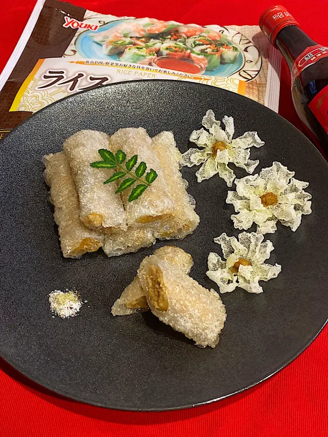 Snapdishの料理・レシピ写真:ライスペーパーソーセージ揚げ🌻｜今どきのライスペーパー料理８選♪