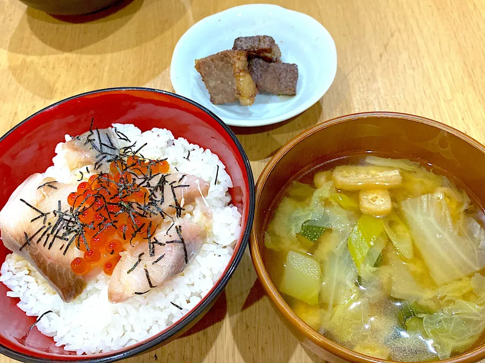 コストコで買ったブリ刺し、いくらで海鮮丼。白菜、油揚げ、ズッキーニの味噌汁。あ！土用の日かと牛肉ミニステーキ|りえはるさん