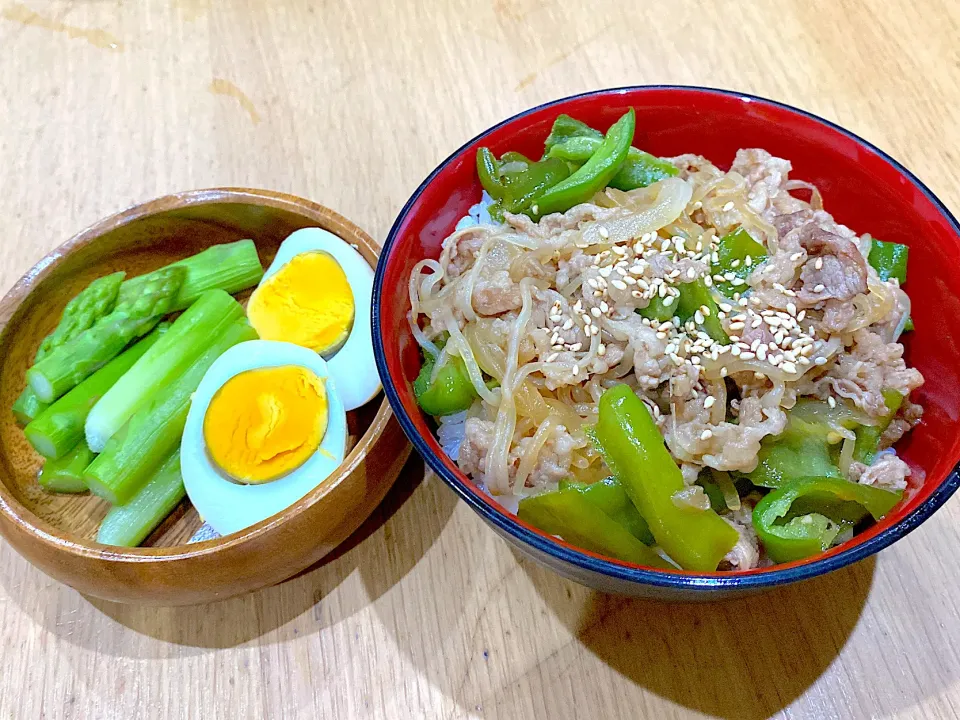 Snapdishの料理写真:牛ピー丼。アスパラとゆで卵サラダ|りえはるさん