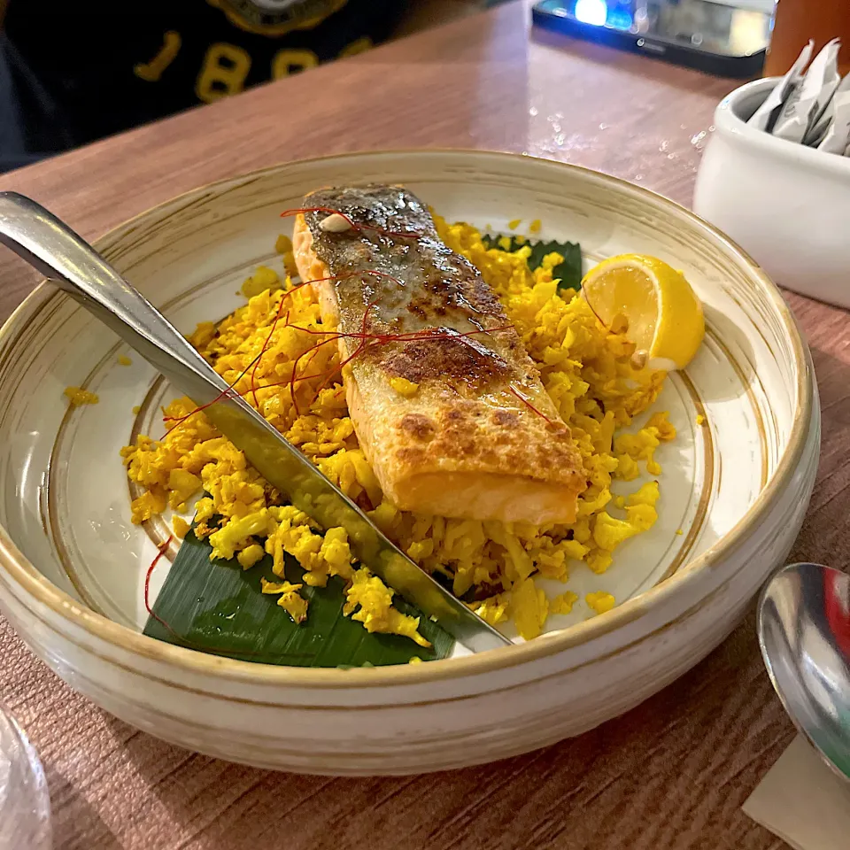 Pan fried fish fillet with turmeric cauliflower rice|skyblueさん