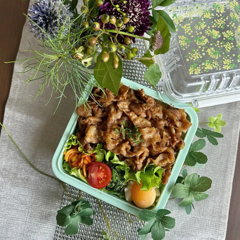 Snapdishの料理写真:7/25❤︎主人の豚バラ鰻ダレ炒め丼弁当🌱

昨夜の鰻ダレが余ったので豚バラ鰻ダレ炒めにしました✨

＊豚バラ鰻ダレ丼
＊半熟たまご
＊ナポリタンパスタ
＊ほうれん草の胡麻和え|Makinsさん