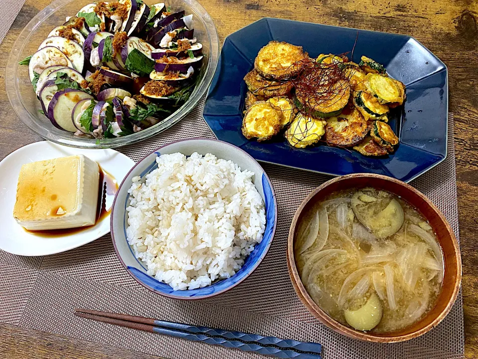 ナスとシソ豚肉の重ね蒸し　ズッキーニのジョン　冷奴　麦ご飯　味噌汁|♡misaki♡さん