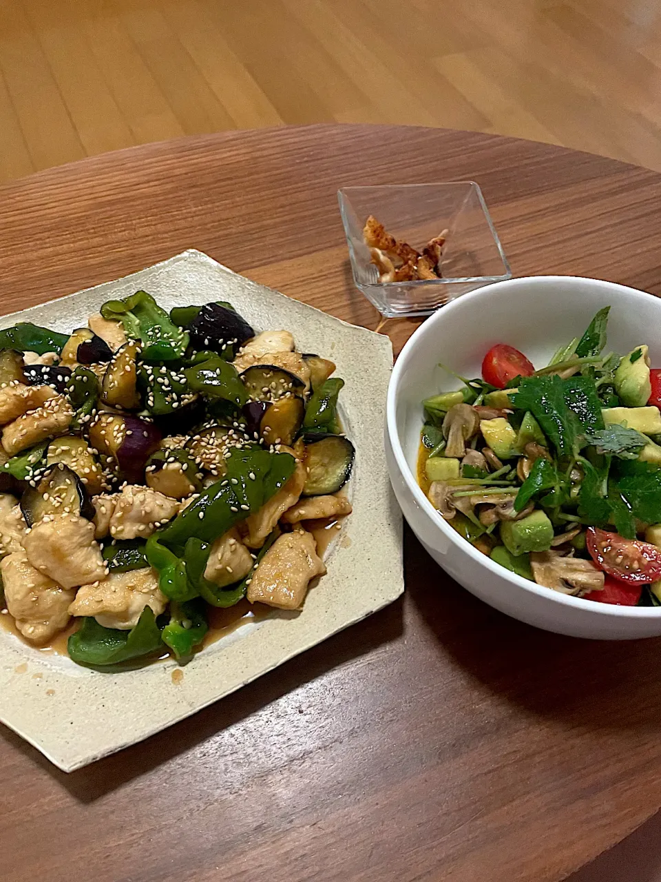 鶏むね黒酢炒めとアボカドトマトマッシュルームサラダ🥗|サマンサさん