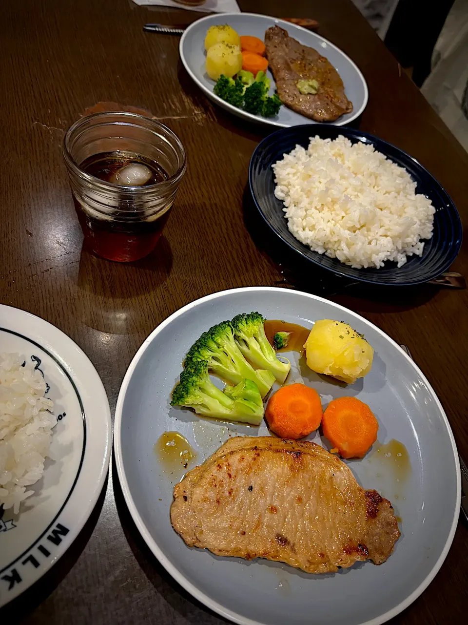 Snapdishの料理写真:ビーフステーキ　ポークソテー　蒸しブロッコリー　ポテト　人参グラッセ　麦茶|ch＊K*∀o(^^*)♪さん